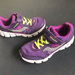 Child Saucony Sz 2.5 Worn less than 3 months